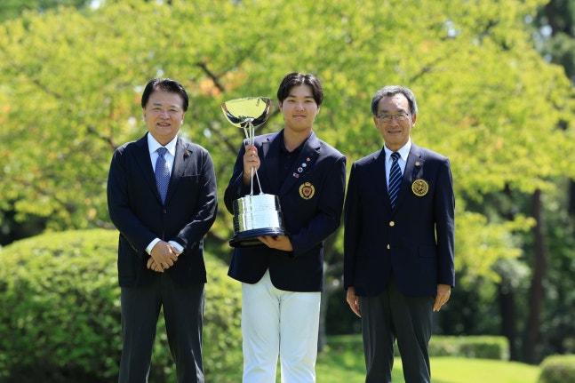 キム・ミンス（中央）が3日に終わった第110回日本アマチュアゴルフ選手権大会で優勝した。［写真 大韓ゴルフ協会］
