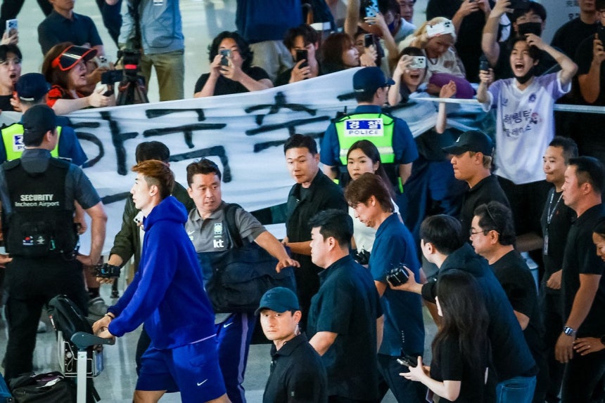 30日に洪明甫前監督と韓国代表選手らが仁川空港に入国している。キム・ギョンロク記者