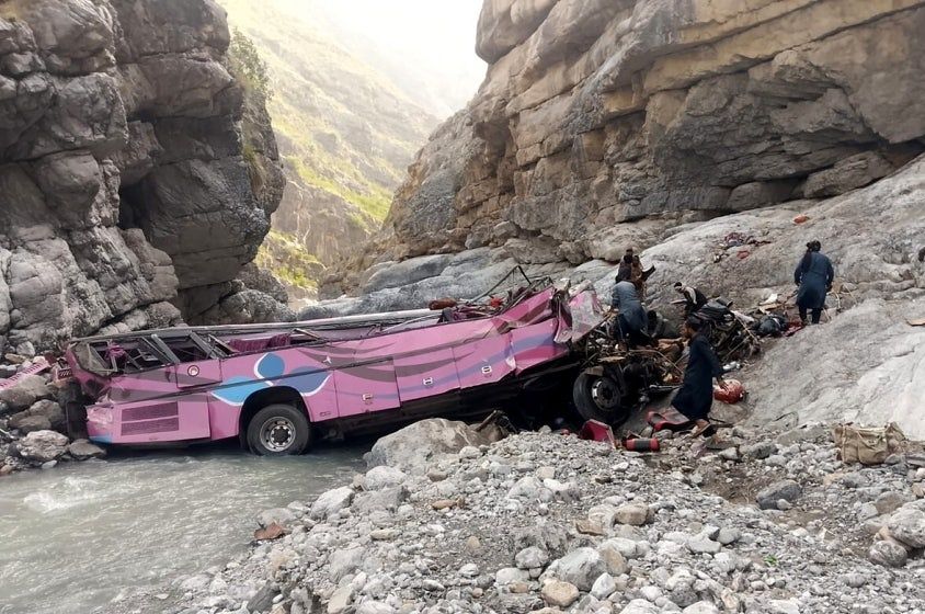パキスタンで長距離バスが25メートル下の峡谷に転落し40人が死亡する事故が発生した。［写真 新華社通信＝聯合ニュース］
