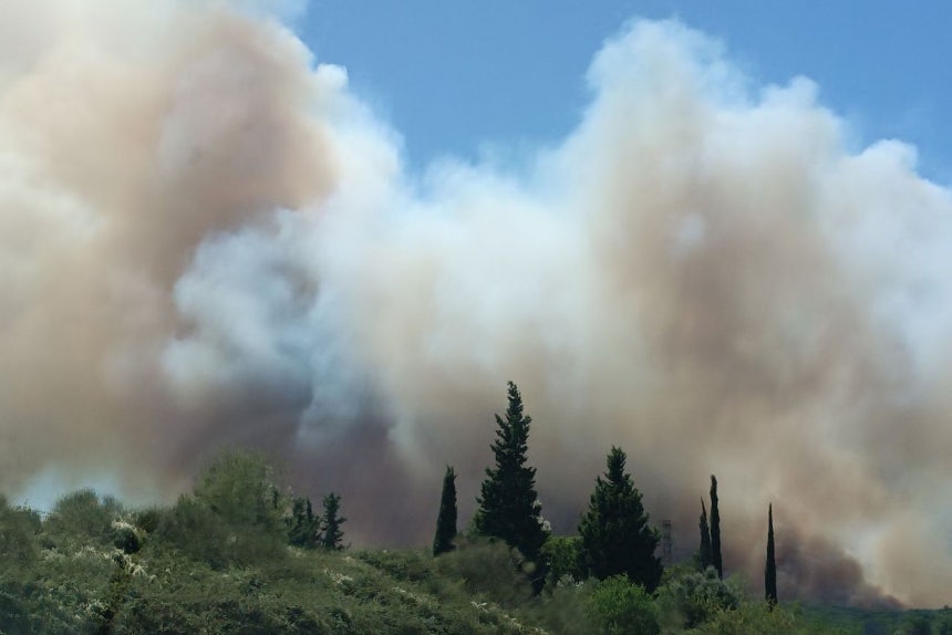 5日（現地時間）、フランス南東部ニーム近郊のレドゥノン付近で発生した山火事の煙が立ち上っている。［AFP＝聯合ニュース］