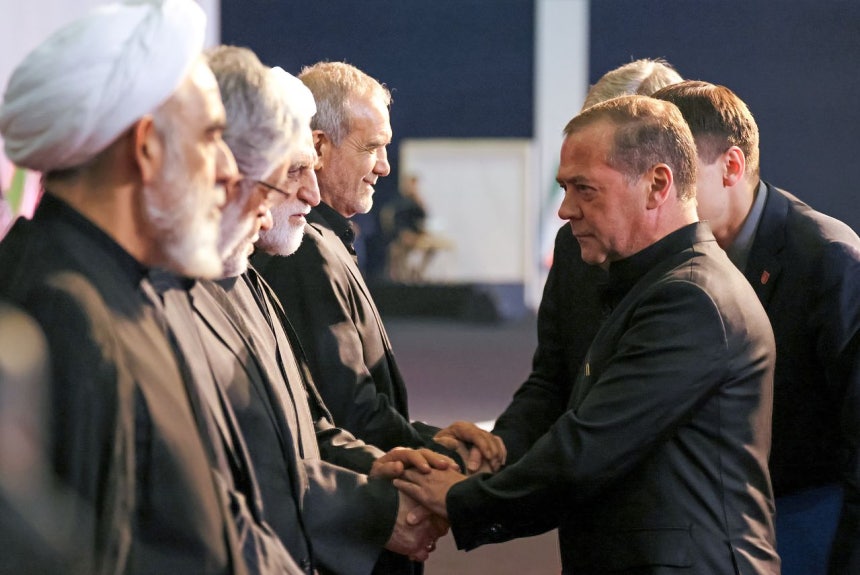 3日、イラン・テヘランの大規模礼拝施設「モサラ」で開かれたアヤトラ・アリ・ハメネイ前最高指導者の葬儀に参列したロシアのメドベージェフ国家安全保障会議副議長（右）がイラン政府の高官らとあいさつを交わしている。 ［EPA＝聯合ニュース］