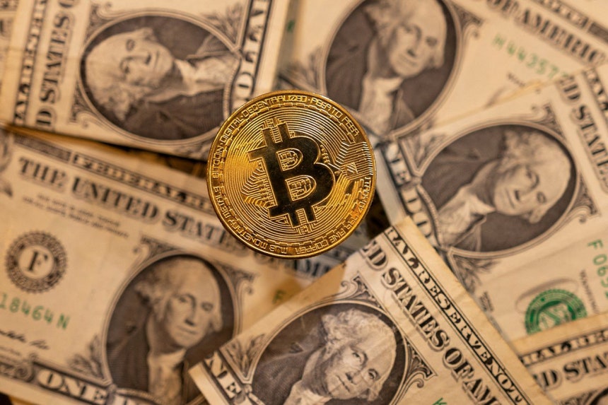 代表的な暗号資産ビットコインと米ドル紙幣のイメージ。［写真 ロイター＝聯合ニュース］