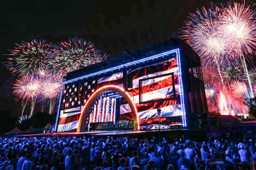 4日（現地時間）、米国建国250周年を迎え、ワシントンのナショナル・モールで始まったイベント「アメリカに敬意を（Salute to America）」で、計85万発の花火が星条旗で飾られたステージ後方から打ち上げられている。AFP＝聯合ニュース