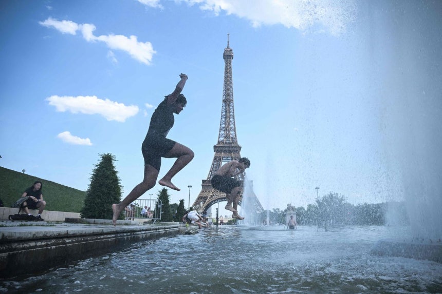 先月22日（現地時間）、フランス・パリで猛暑となる中、市民がエッフェル塔近くのトロカデロ庭園の噴水に飛び込み、暑さをしのいでいる。AFP＝聯合ニュース