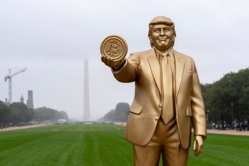 昨年9月、米ワシントンD．C．のワシントン記念塔近くに設置された、ビットコインを手にしたトランプ大統領の像。AP＝聯合ニュース