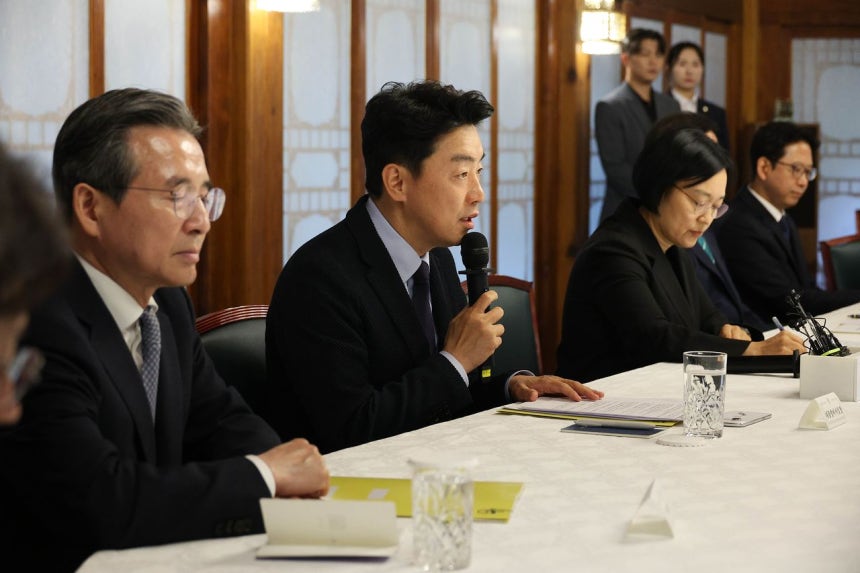   姜勲植大統領秘書室長が5日に首相公館で開かれた高位政府与党協議会で「政府は追加税収を未来世代に向けた投資財源として活用するため未来対応基金新設を推進したい」と明らかにした。［写真 ニュース1］
