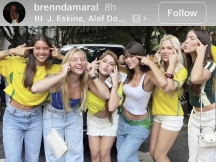   アジア人を嘲笑する「つり目ポーズ」を取るブラジルのサッカーファン。［SNS キャプチャー］