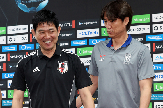 日本代表の森保一監督（左）と韓国代表の洪明甫（ホン・ミョンボ）監督 ［ニュース1］　