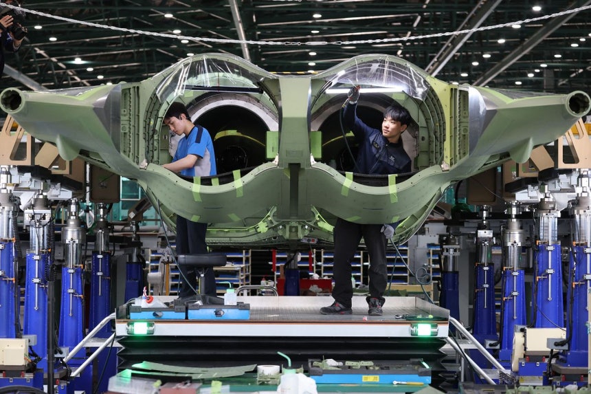 慶尚南道泗川の韓国航空宇宙産業（KAI）で従業員が国産超音速戦闘機KF21量産機を製作している。［写真 共同取材団］