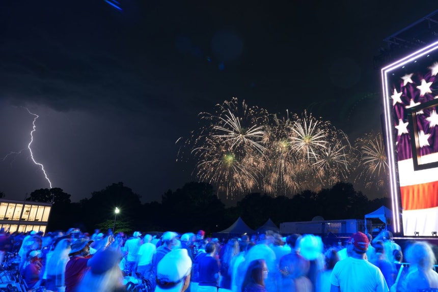 5日（現地時間）午前0時ごろ、米ワシントンDCで米国建国250周年を記念する花火大会が行われる中、空の一角では稲妻が光っている。［AP＝聯合ニュース］