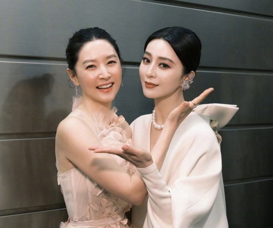   女優イ・ヨンエ（左）とファン・ビンビン（右）。［SNS キャプチャー］
