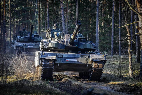 2024年3月にポーランドで開催されたNATO（北大西洋条約機構）の地上軍合同演習「ドラゴン24」で、ポーランド陸軍のK2「黒豹」戦車が機動している。ポーランド陸軍はK2のほか、米国のM1A2Cエイブラムス、ドイツのレオパルト2A4を保有している。 ［写真 レディット］