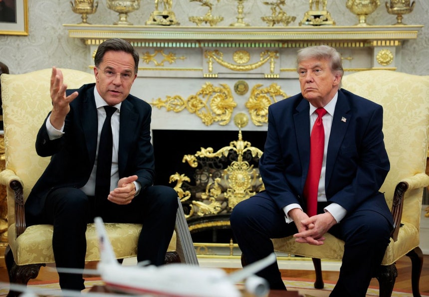 先月24日にホワイトハウスで会談するトランプ米大統領（右）とルッテNATO事務総長。［写真 ロイター＝聯合ニュース］