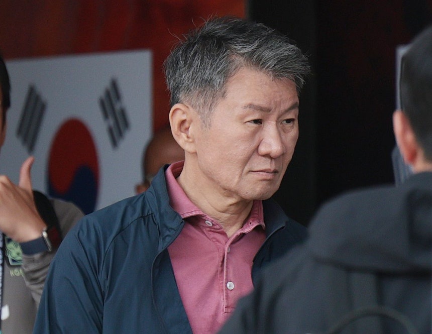 大韓サッカー協会の鄭夢奎会長が先月28日、メキシコのグアダラハラの代表チーム宿舎から出てきた。［写真 ニュース1］