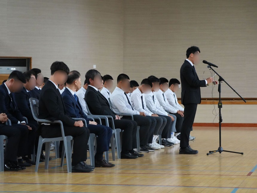 培材高校の校長が6日に光州第一高校を訪問し、不適切な応援と関連し謝罪文を読み上げている。［写真 ニュース1］