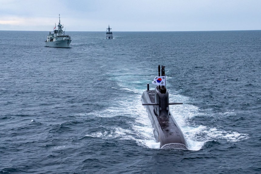  6月4日から5日までカナダ西部海上で行われた韓国カナダ海軍合同協力訓練で韓国海軍の潜水艦「島山安昌浩」と護衛艦「大田」、カナダ海軍の潜水艦「コーナーブルック」と護衛艦「オタワ」が戦闘機動をしている。下から「島山安昌浩」「オタワ」「大田」。［写真 韓国海軍］