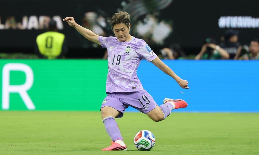 韓国サッカー代表の李康仁（イ・ガンイン）が先月18日（現地時間）、メキシコのグアダラハラ・スタジアムで行われた2026北中米ワールドカップ（W杯）グループA第2戦の韓国対メキシコの試合で、左足でボールを上げている。［ニュース1］