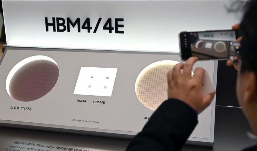 サムスン電子の定期株主総会で株主がHBM4、HMB4Eメモリーを見ている。［写真 ニュース1］
