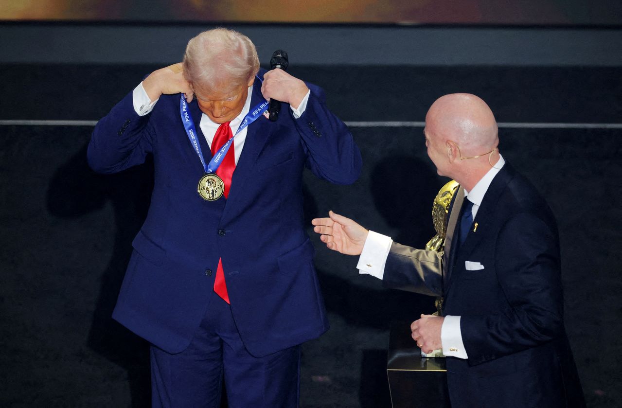   「FIFA平和賞」を受賞するトランプ大統領。ロイター＝聯合ニュース