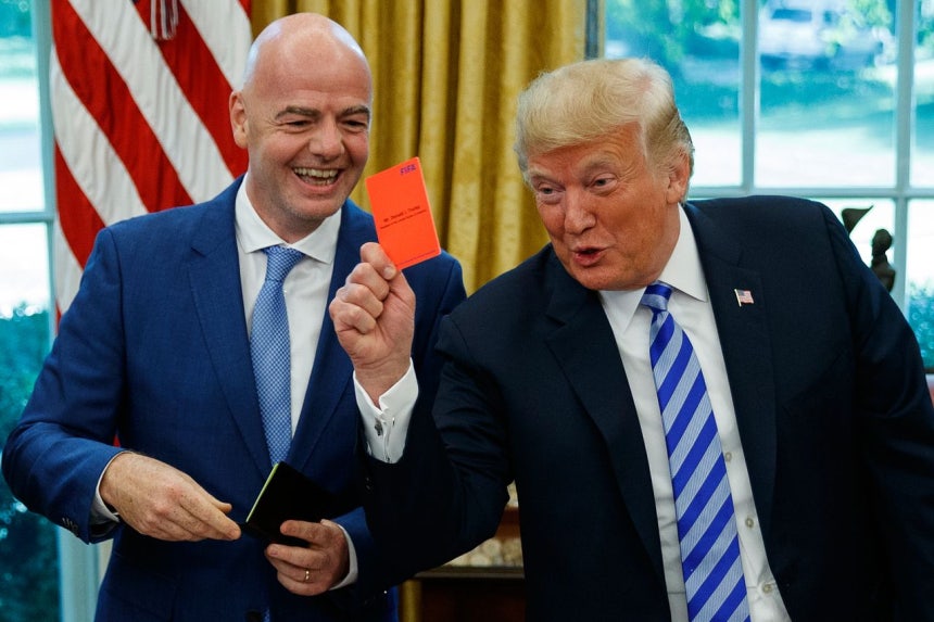 2018年8月28日、ドナルド・トランプ米大統領がホワイトハウスでジャンニ・インファンティーノ国際サッカー連盟（FIFA）会長と会談した際、レッドカードを手にして周囲に見せている。AP＝聯合ニュース