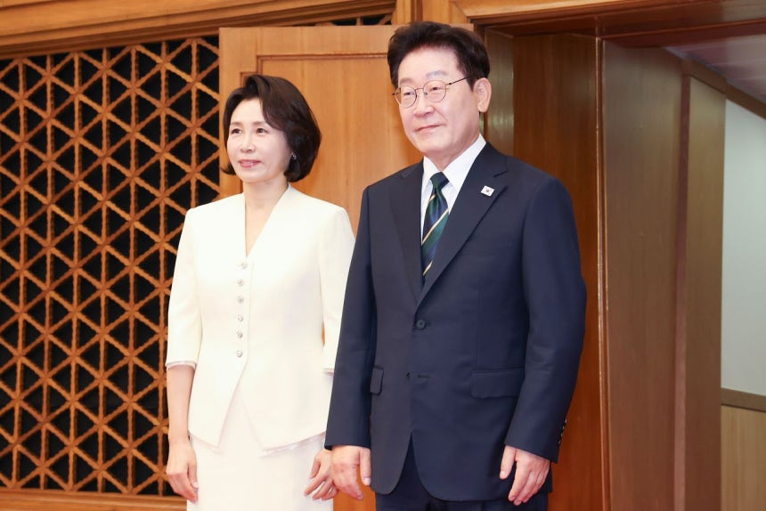 韓国の李在明（イ・ジェミョン）大統領と金恵景（キム・ヘギョン）夫人が7日午前、北大西洋条約機構（NATO）首脳会議への出席とモンゴル国賓訪問のため、京畿道城南市（キョンギド・ソンナムシ）のソウル空港で、出国を前に見送りに訪れた人々にあいさつしている。［青瓦台写真記者団］