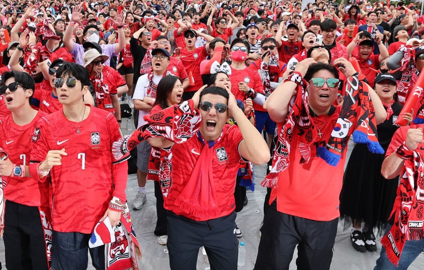 サッカー韓国代表チーム公式サポーターのレッドデビルズと市民らが25日にソウルの光化門広場で開かれたW杯グループリーグ韓国対南アフリカ戦の街頭応援に出ている。［写真 ニュース1］