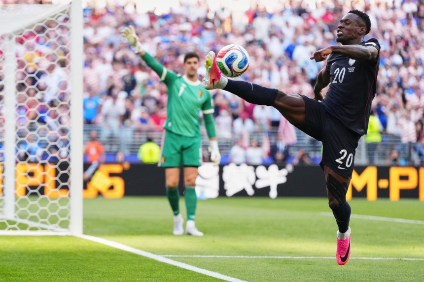 米国代表FWバログン（右）が北中米ワールドカップ（W杯）のベルギー戦に出場したが、チームの敗北を防ぐことはできなかった。AP＝聯合ニュース