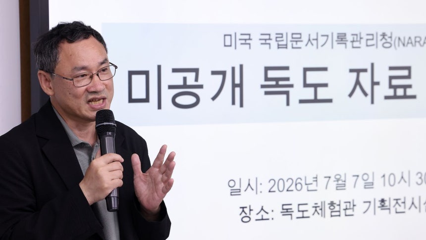 聖公会（ソンゴンフェ）大学東アジア研究所のチョン・ガプセン研究教授が7日、ソウル市永登浦区（ヨンドゥンポグ）の独島体験館で開かれた独島（トクド、日本名・竹島）関連未公開資料の寄贈式で、米国立公文書記録管理局（NARA）から収集した独島関連未公開資料の収集経緯について説明している。ニュース1