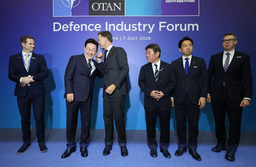 韓国の李在明（イ・ジェミョン）大統領が7日（現地時間）、トルコ（テュルキエ）・アンカラのコンベンションセンターで記念撮影を前に、北大西洋条約機構（NATO）のマルク・ルッテ事務総長の話を聞いている。左からニュージーランドのクリス・ペンク国防相、李大統領、ルッテ事務総長、茂木敏充外相、小泉進次郎防衛相、オーストラリアのパット・コンロイ国防産業相。［聯合ニュース］