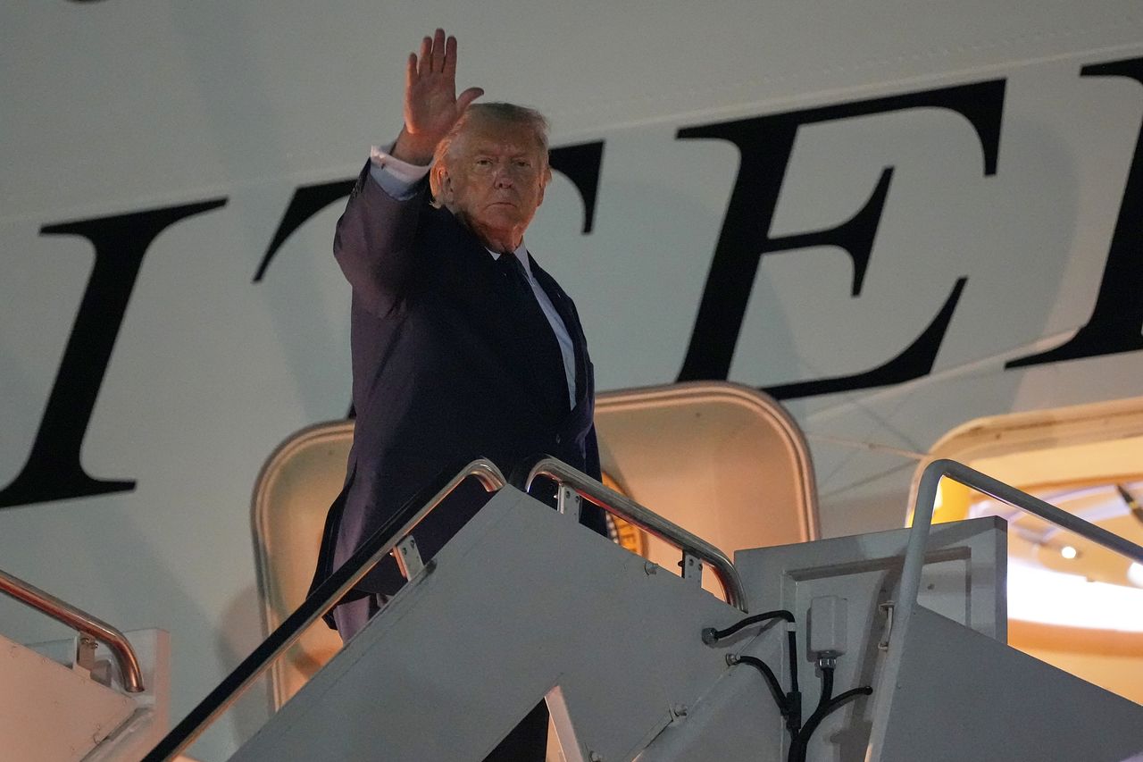 ドナルド・トランプ米大統領が6日（現地時間）、メリーランド州のアンドルーズ統合基地で、NATO首脳会議に出席するため大統領専用機エアフォースワンに搭乗している。［AP＝聯合ニュース］