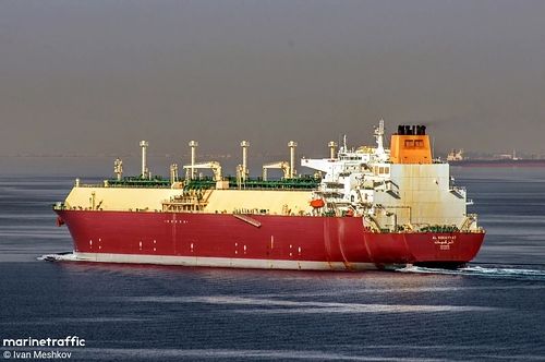 イラン革命防衛隊のミサイル攻撃を受けたとされる液化天然ガス（LNG）運搬船「アル・レカイヤット号」。［マリントラフィック ホームページ キャプチャー］