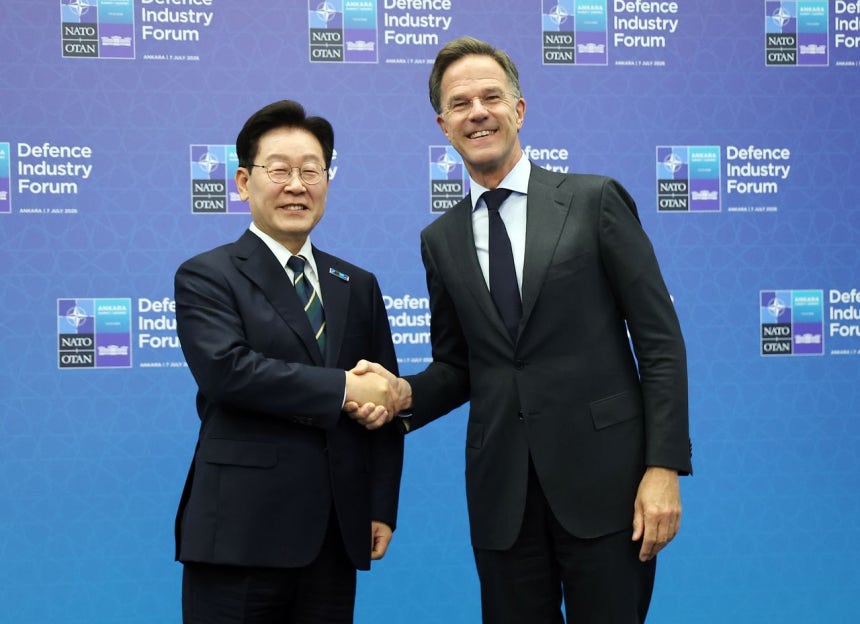 北大西洋条約機構（NATO）首脳会議に出席している韓国の李在明（イ・ジェミョン）大統領が7日（現地時間）、トルコ（テュルキエ）・アンカラでマルク・ルッテNATO事務総長とあいさつを交わしている。ニュース1