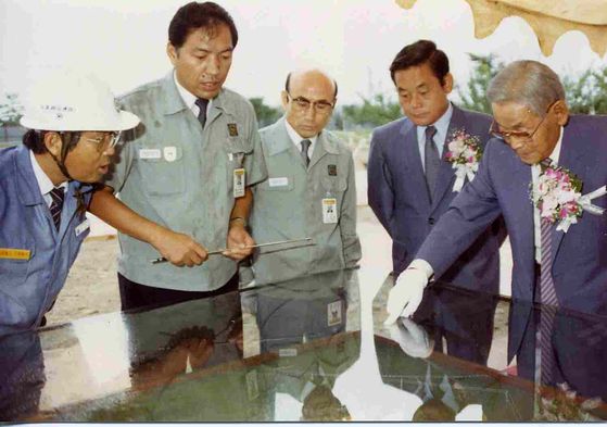 1987年8月、サムスン電子器興半導体生産3ライン起工式．右側から李秉喆創業会長、李健熙先代会長、1人おいて李潤雨副会長。［写真 サムスン電子］