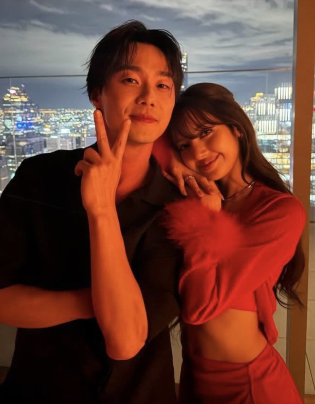 台湾俳優パトリック・シー（左）とBLACKPINKリサ（右）。［写真 SNS］
