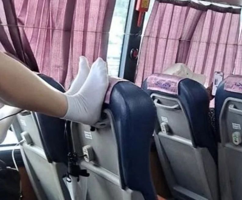   前の座席に靴を脱いだまま足を乗せている女子生徒の姿。［写真 オンラインコミュニティ キャプチャー］