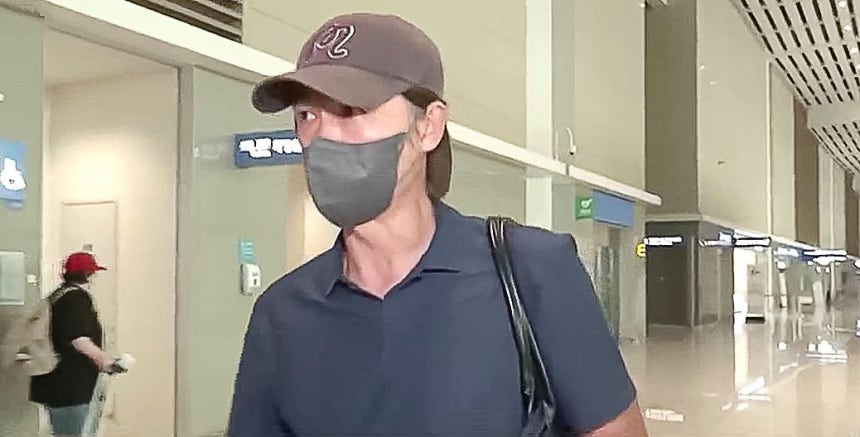 2日、仁川空港から米国に向けて出国した洪明甫（ホン・ミョンボ）前サッカー韓国代表監督 ［mbcニュース キャプチャー］