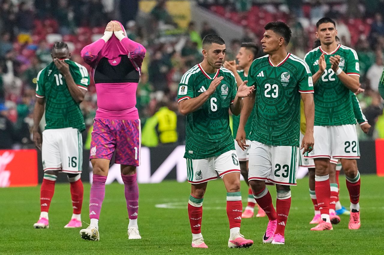 北中米W杯16強戦でイングランド代表に敗れて悔しがるメキシコ代表の選手たち ［AP＝聯合ニュース］