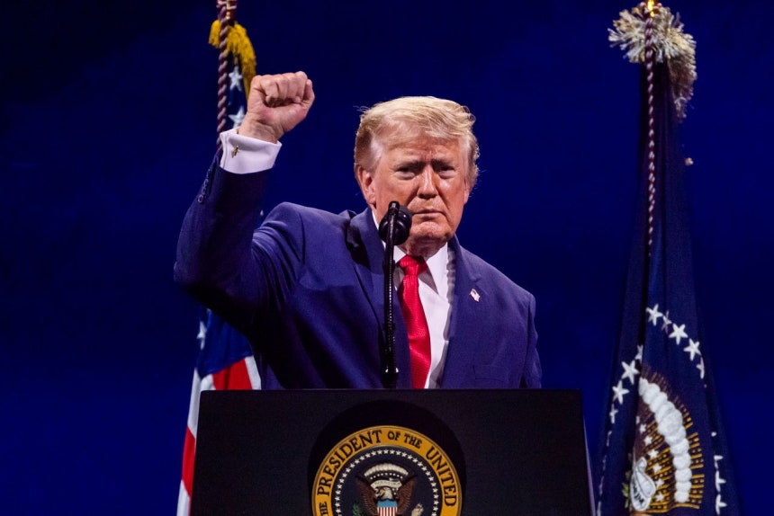 トランプ米大統領が4日にワシントンで開かれた独立250周年記念行事で演説している。［写真 EPA＝聯合ニュース］