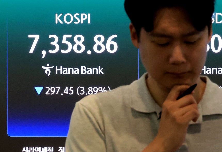 8日、ソウル市中区（チュング）のハナ銀行本店ディーリングルームの電光掲示板にKOSPI（韓国総合株価指数）などの相場が表示されている。この日、KOSPI指数は前日比2．66％安の7452．48、KOSDAQ（韓国店頭株式市場）指数は前日比1．79％安の816．39で取引を開始した。ニュース1