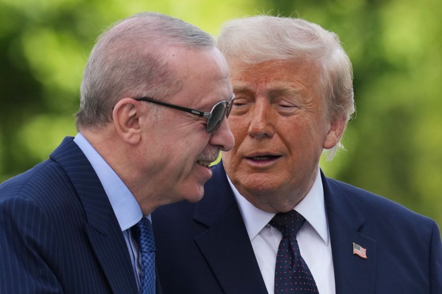 トランプ米大統領が7日（現地時間）、トルコで開催されたNATO首脳会議でトルコのエルドアン大統領と対話している。［AP＝聯合ニュース］