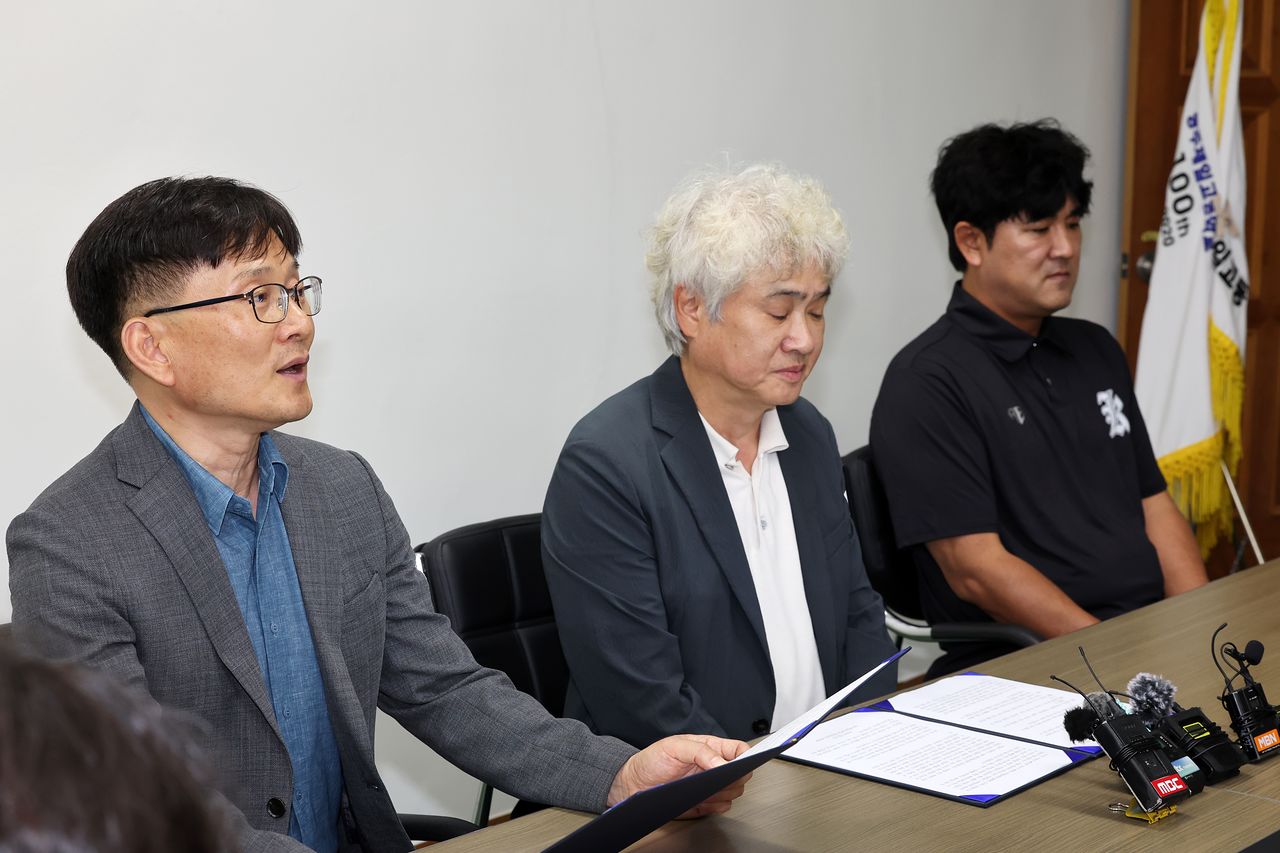 7日午後、光州一高付近の光州学生独立運動記念歴史館で、光州一高のイ・ギュヨン校長（左）が培材高野球部の不適切な掛け声に対する学校側の最終立場を明らかにした。左からイ校長、ホン・ギョンピョ総同窓会長、チョ・ユンチェ野球部監督。 ［聯合ニュース］