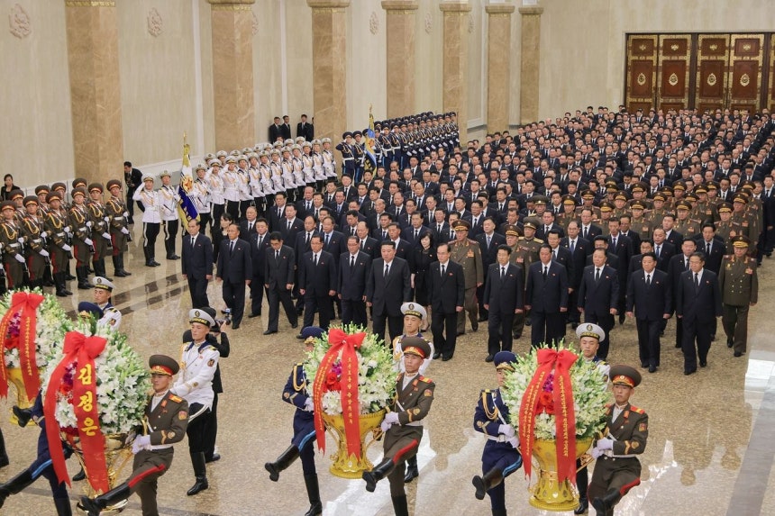 労働新聞は、北朝鮮の金正恩（キム・ジョンウン）国務委員長が金日成（キム・イルソン）主席32周忌を迎えて8日0時に錦繍山太陽宮殿を参拝した、と報じた。 ［労働新聞、ニュース1］