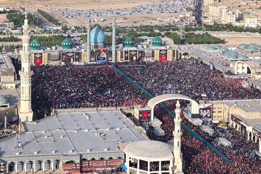 7日（現地時間）、イランの聖地コムのジャムカラン・モスクで開かれた前最高指導者アヤトラ・アリ・ハメネイ師の葬儀に、数千人の弔問客が集まり追悼している。ハメネイ師は今年2月、米国とイスラエルによる空爆で死亡した。この日の葬儀は4日間にわたる追悼日程のひとつとして行われた。［AFP＝聯合ニュース］