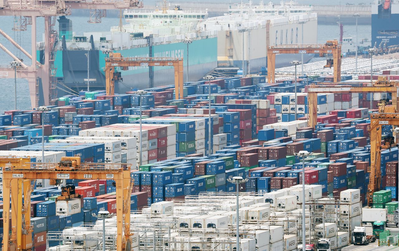 IMFが今年の韓国経済成長見通しを0．7ポイント引き上げ2．6％と予想した。写真は1日、京畿道の平沢港に輸出用コンテナが積み上げられている様子。［写真 ニュース1］