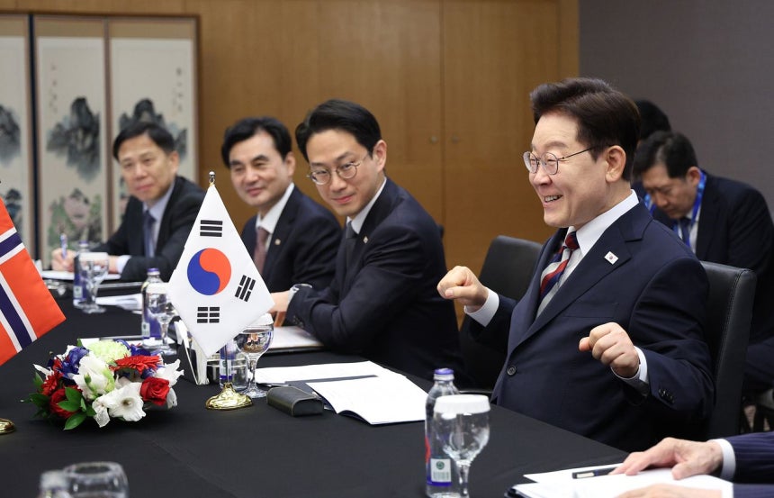 韓国の李在明（イ・ジェミョン）大統領が8日（現地時間）、トルコ（テュルキエ）・アンカラ市内のホテルで開かれたノルウェーのヨーナス・ガール・ストーレ首相との首脳会談で、ノルウェー代表の応援パフォーマンス「バイキング・ロー（オール漕ぎ）」のジェスチャーを披露している。聯合ニュース