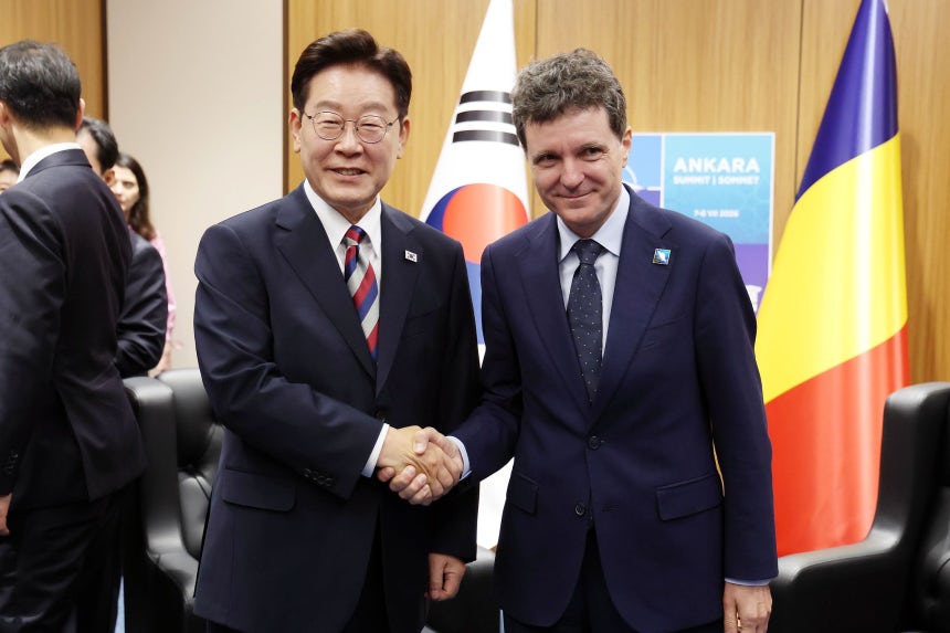 李在明（イ・ジェミョン）大統領が8日（現地時間）、トルコ・アンカラのNATO首脳会議場でルーマニアのダン大統領と首脳会談の前に握手している。 ［ニュース1］