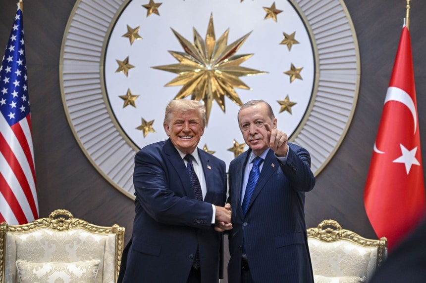 ドナルド・トランプ米大統領（左）が7日（現地時間）、トルコ（テュルキエ）の首都アンカラで開かれる北大西洋条約機構（NATO）首脳会議に出席するため到着し、レジェップ・タイイップ・エルドアン大統領と握手している。AP＝聯合ニュース