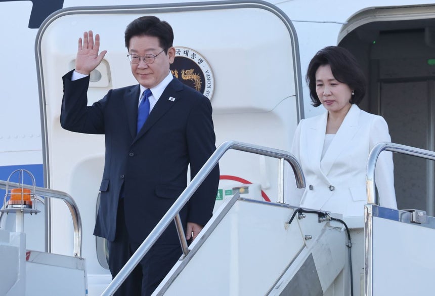 モンゴルを国賓訪問する李在明大統領と金恵景夫人が9日にウランバートルの空港に到着し歓送客にあいさつしている。［写真 ニュース1］