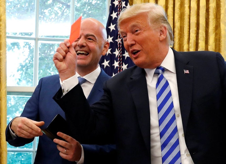 2018年8月28日、米ワシントンのホワイトハウス・オーバルオフィスで、ドナルド・トランプ米大統領が国際サッカー連盟（FIFA）のジャンニ・インファンティーノ会長との会談中にレッドカードを掲げている。［ロイター＝聯合ニュース］