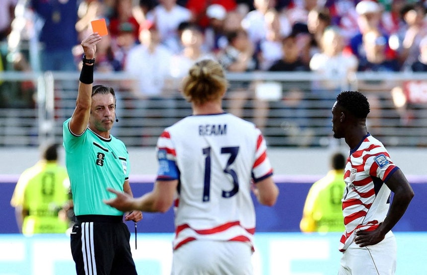 1日（現地時間）、米国とボスニア・ヘルツェゴビナによる北中米ワールドカップ（W杯）決勝トーナメント1回戦で、ブラジル出身のラファエル・クラウス主審が米国のフォワード、フォラリン・バログンにレッドカードを提示し、退場を命じている。［ロイター＝聯合ニュース］